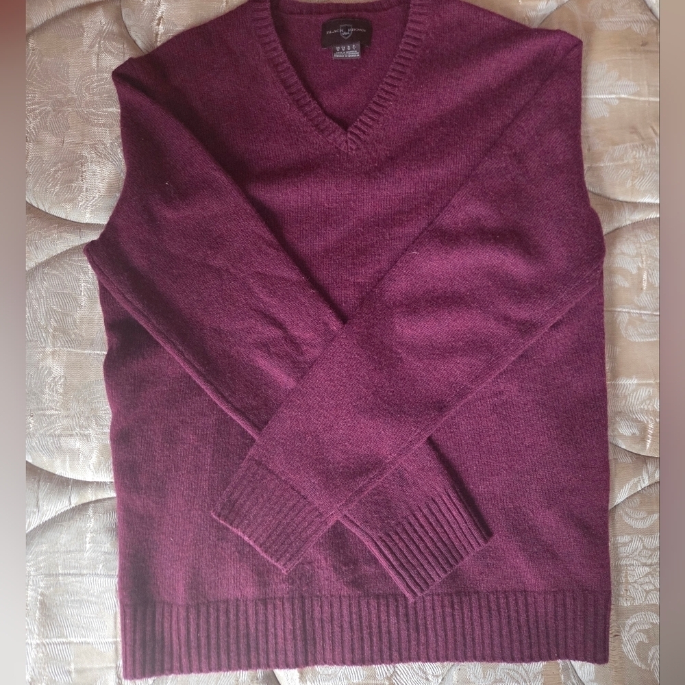 80% Lambswool Men's V-Neck Sweater in Deep Burgundy